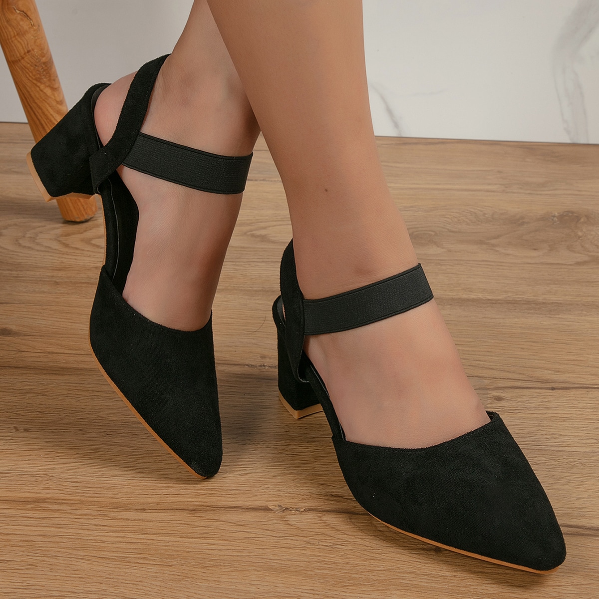 Zapatos de tacón grueso con punta minimalista, elegantes
