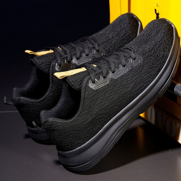 

Men Minimalist Lace Up Front Sneakers, Black