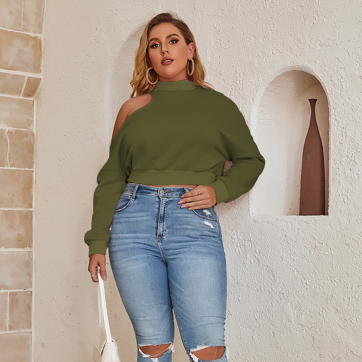 Однотонный короткий свитшот с асимметричным воротником размера плюс