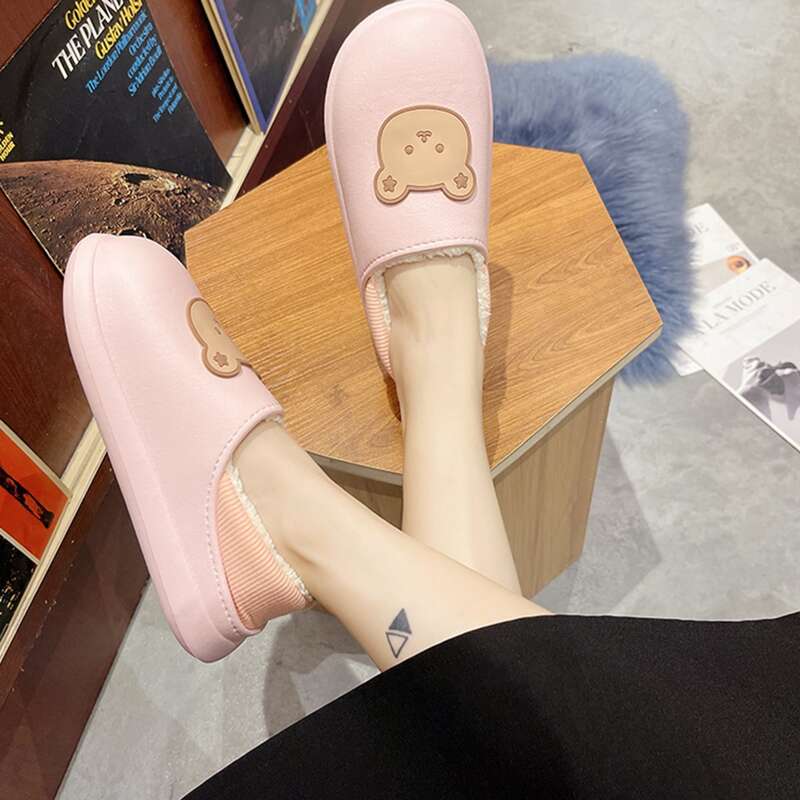 

Bear Graphic Home Slippers, Pink