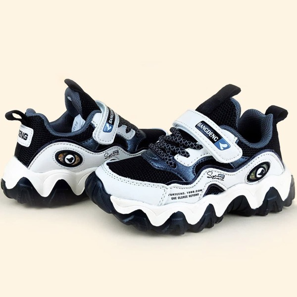 

Girls Light Up Velcro Strap Sneakers, Black