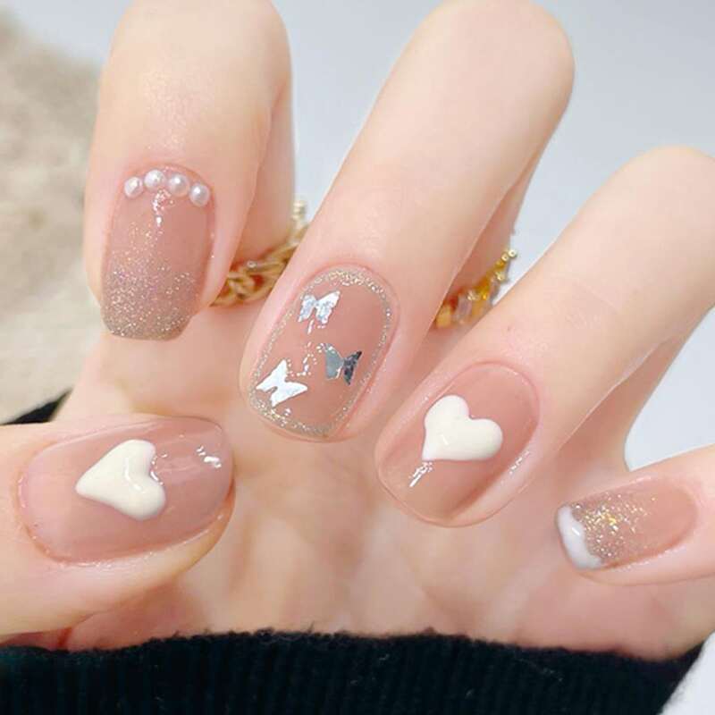 

24pcs Heart Pattern Fake Nail, White
