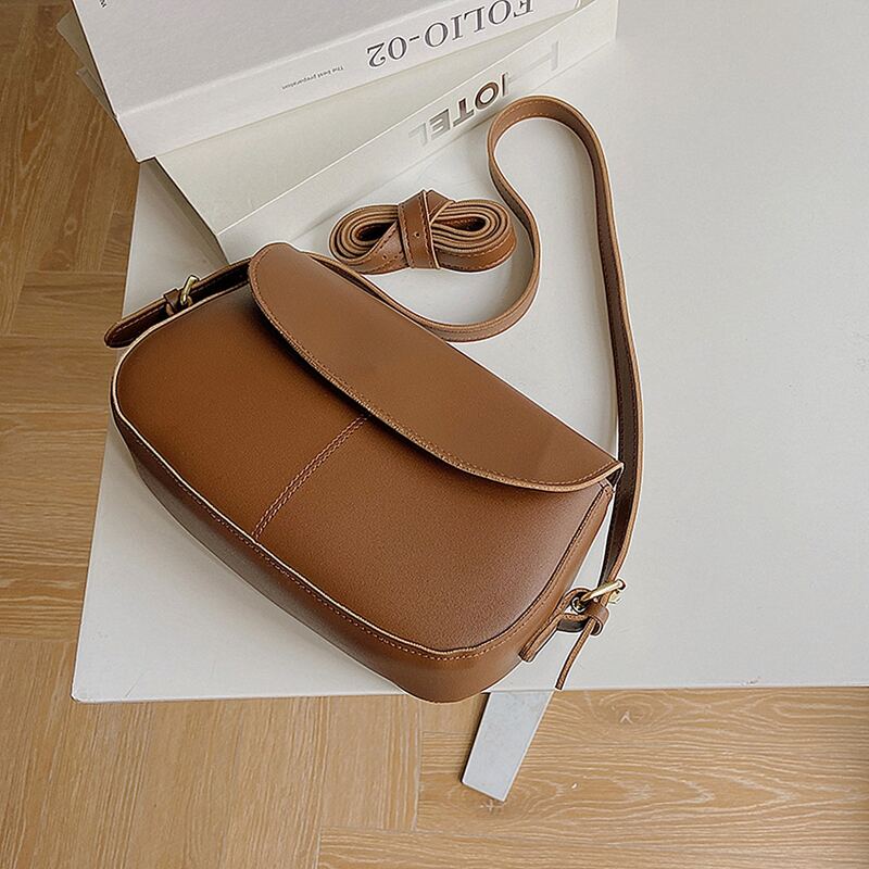 

Minimalist Buckle Decor Flap Shoulder Bag, Black