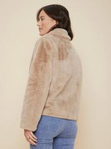 MOTF PREMIUM 毛茸茸外套 - 卡其色 - 查看 2