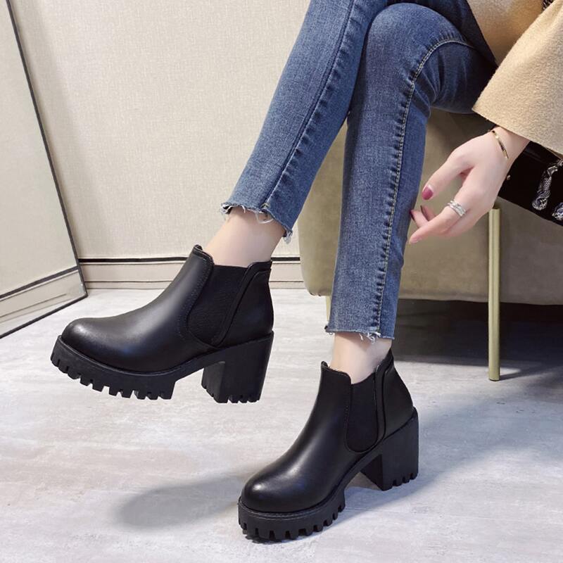 

Minimalist Chunky Heeled Boots, Black