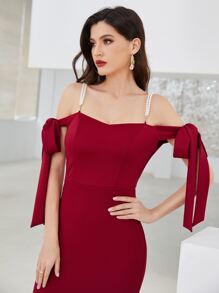 Modelyn فستان ضيق أحمر برجندي اللون مطرز باللؤلؤ مع كتفين باردين وربطة الجانب وذيل مرمر - عنابي اللون - مشاهدة 6