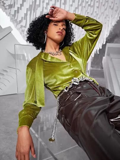 SHEIN BAE Camisa unicolor con botón delantero de terciopelo