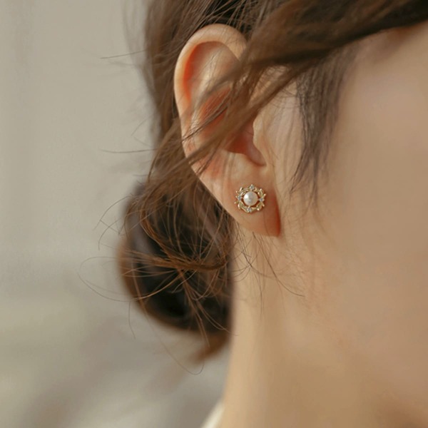 

Faux Pearl Flower Decor Stud Earrings, Gold