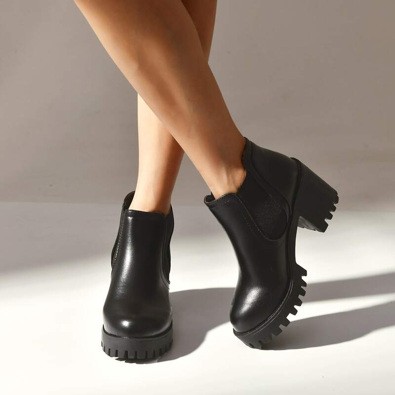 

Minimalist Slip-On Chunky Heeled Chelsea Boots, Black