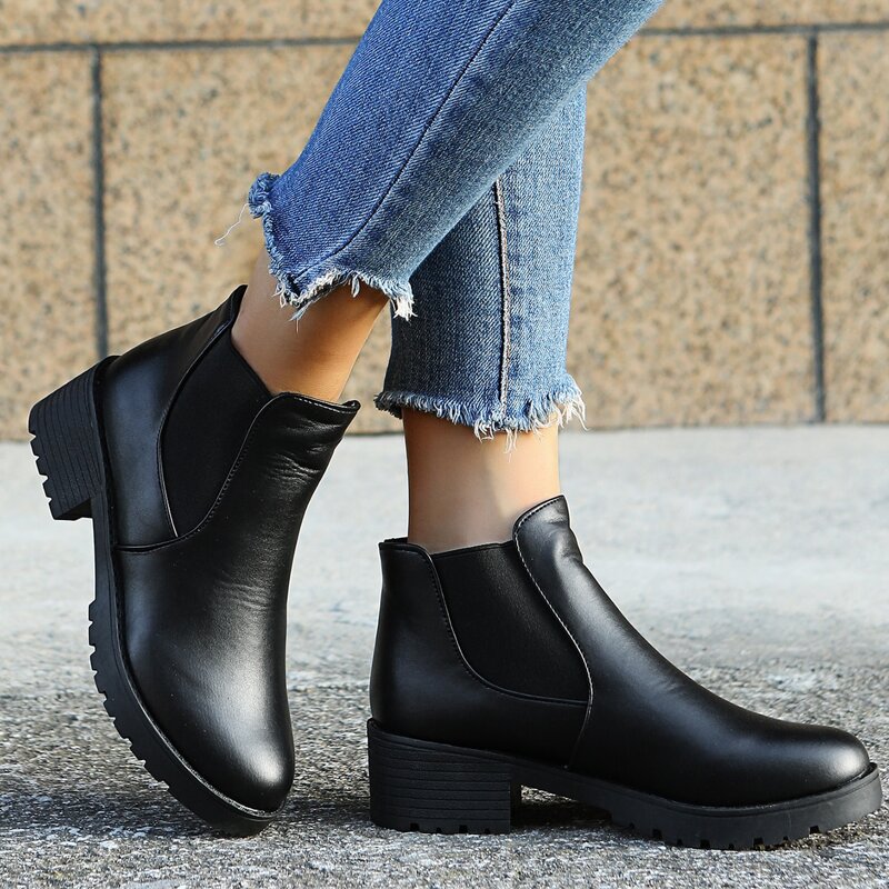 

Minimalist Chelsea Boots, Black