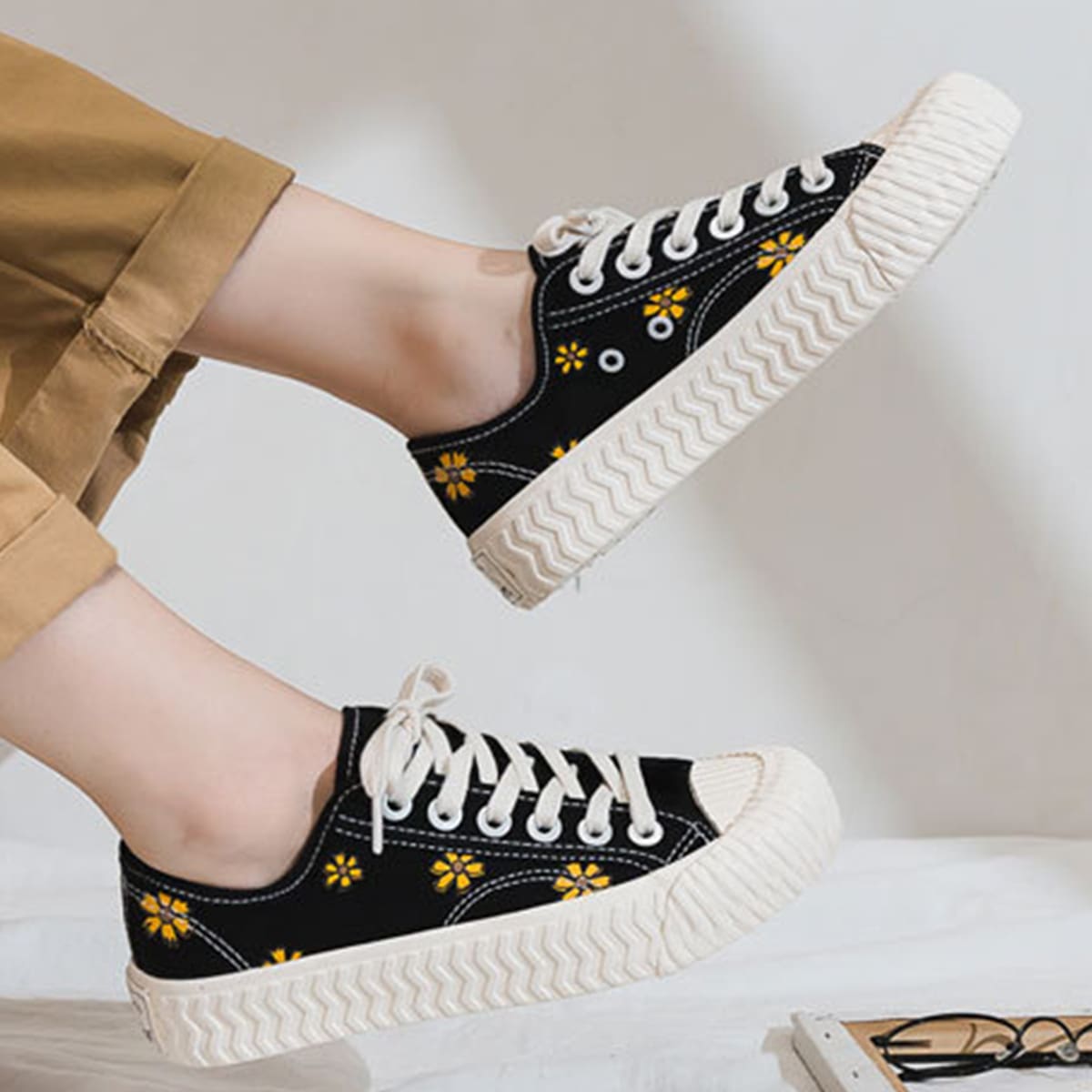 

Flower Graphic Lace-up Front Canvas Shoes, Black