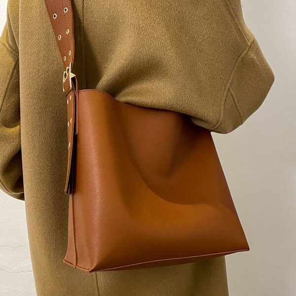 

Minimalist Eyelet Buckle Decor Shoulder Bag, Brown