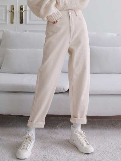 Jeans Mit Geradem Bein Und Taschen Im Schrägen Schnitt