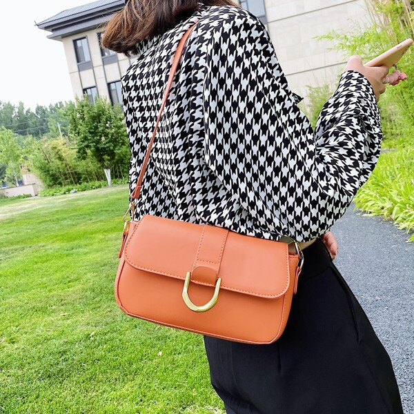 

Minimalist Metal Decor Shoulder Bag, Orange