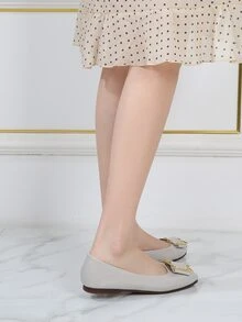 حذاء مسطح كورت بديكور معدني