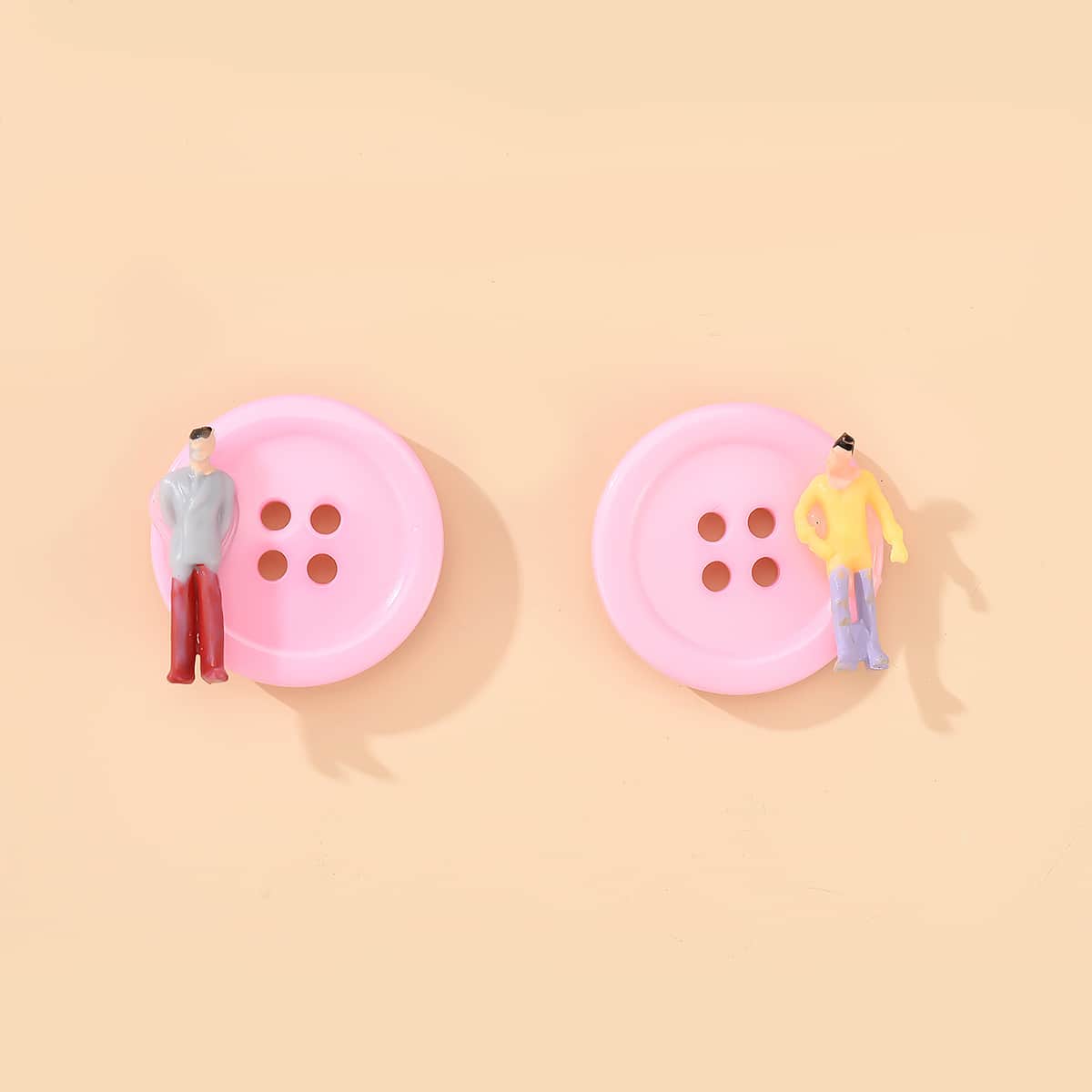 

Figure Decor Stud Earrings, Pink