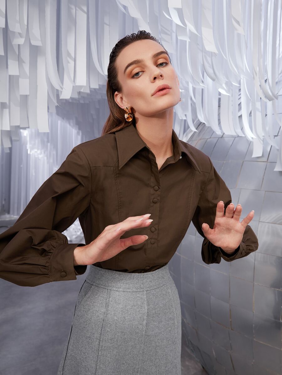 SHEIN Camisa unicolor con botón delantero de manga farol - Café integral - Ver 1