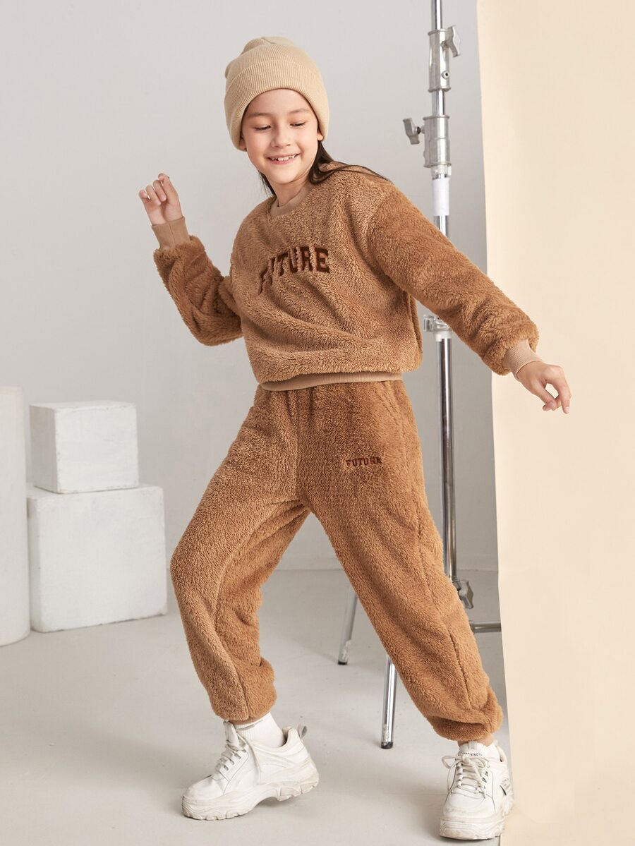 SHEIN 女孩1入組字母刺繡毛絨套頭衫和1入組束腳褲 - 摩卡棕 - 查看 1
