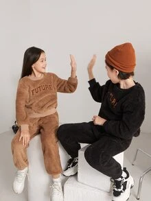 SHEIN 女孩1入組字母刺繡毛絨套頭衫和1入組束腳褲 - 摩卡棕 - 查看 6