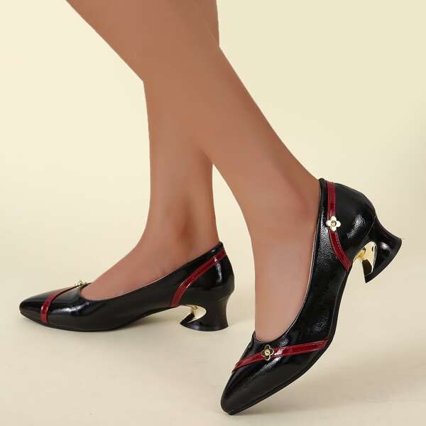 

Metal Decor Sculpture Heeled Court Pumps, Black