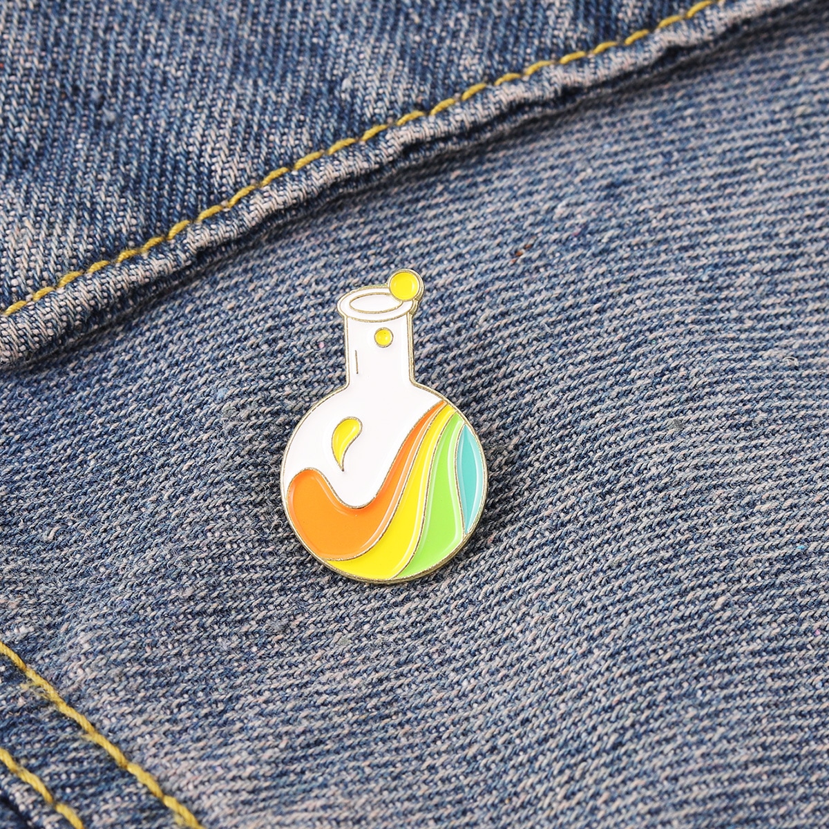 Брошь с бутылкой