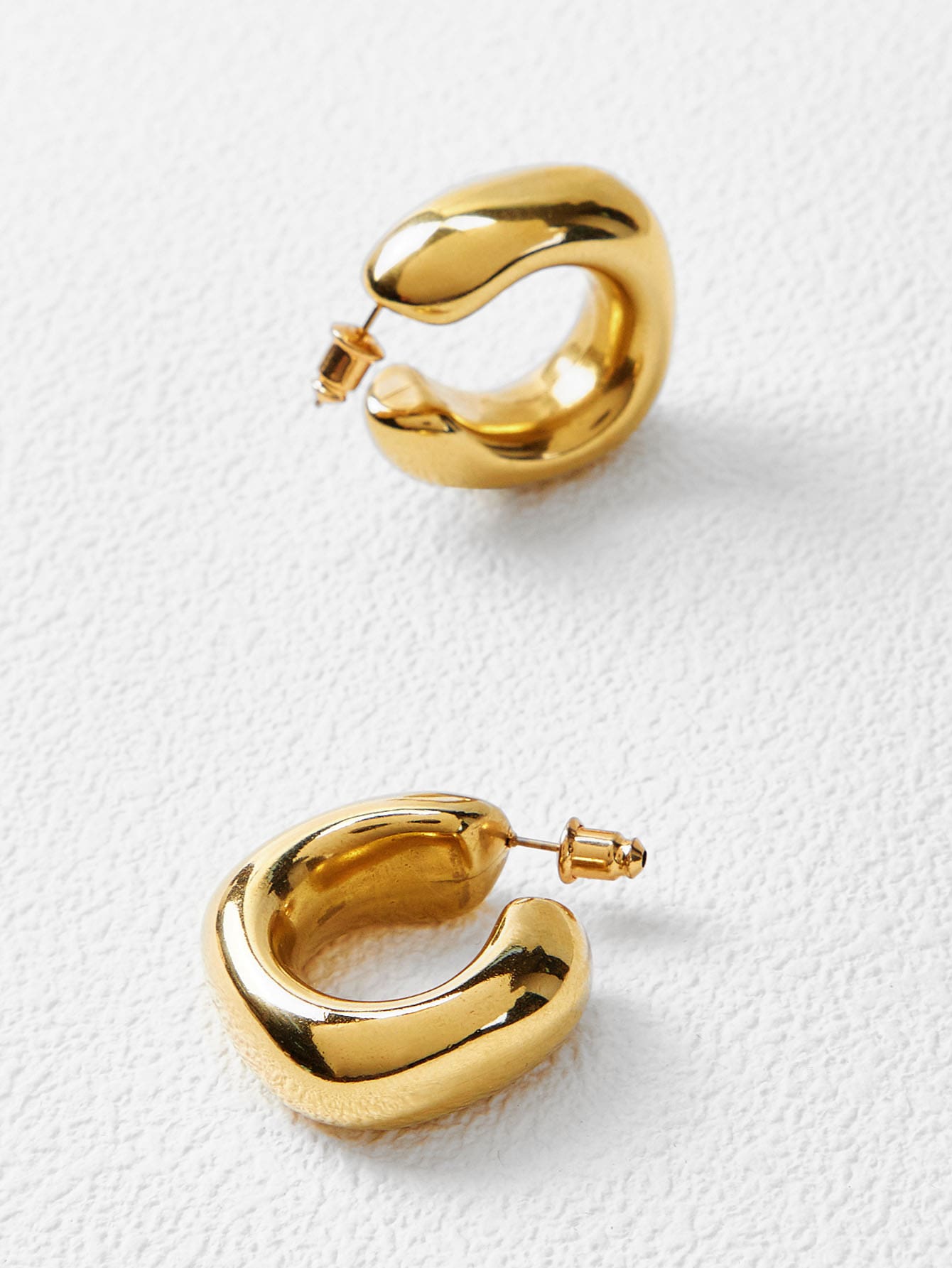 MINIMALIST HOOP EARRINGS