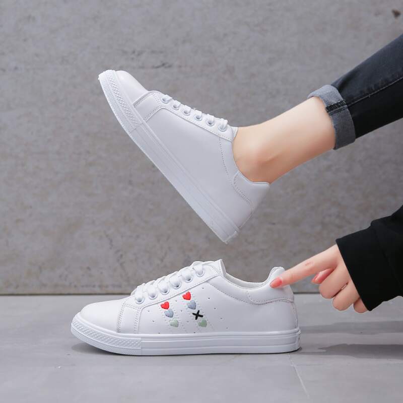 

Heart Graphic Lace Up Front Skate Shoes, White