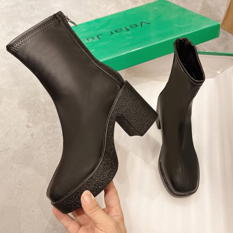 

Minimalist Chunky Heeled Boots, Black