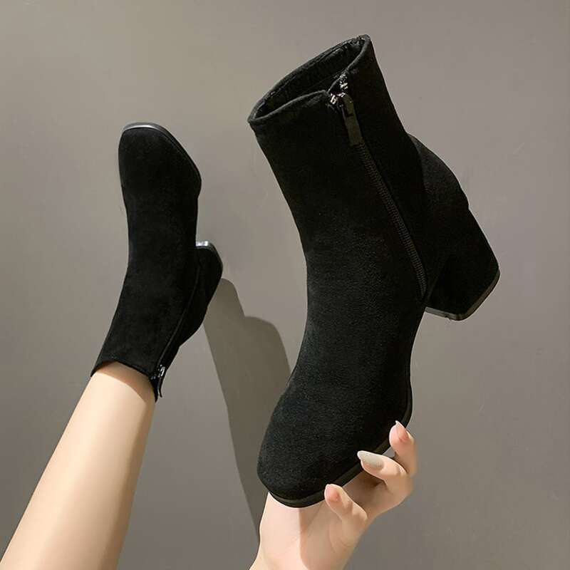 

Minimalist Chunky Heeled Boots, Black