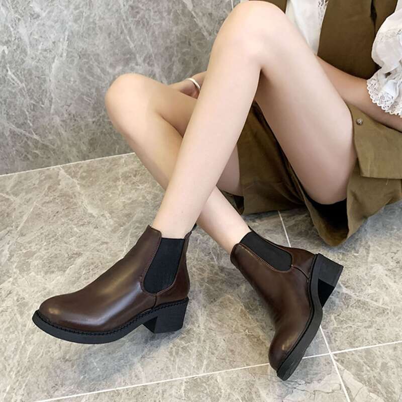 

Minimalist Chelsea Boots, Brown