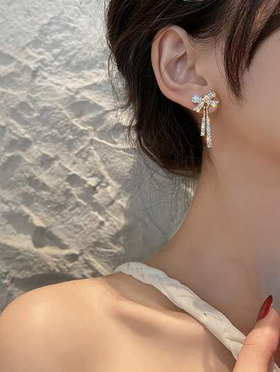 أقراط متدلي مزخرفة بقوس بحجر الراين