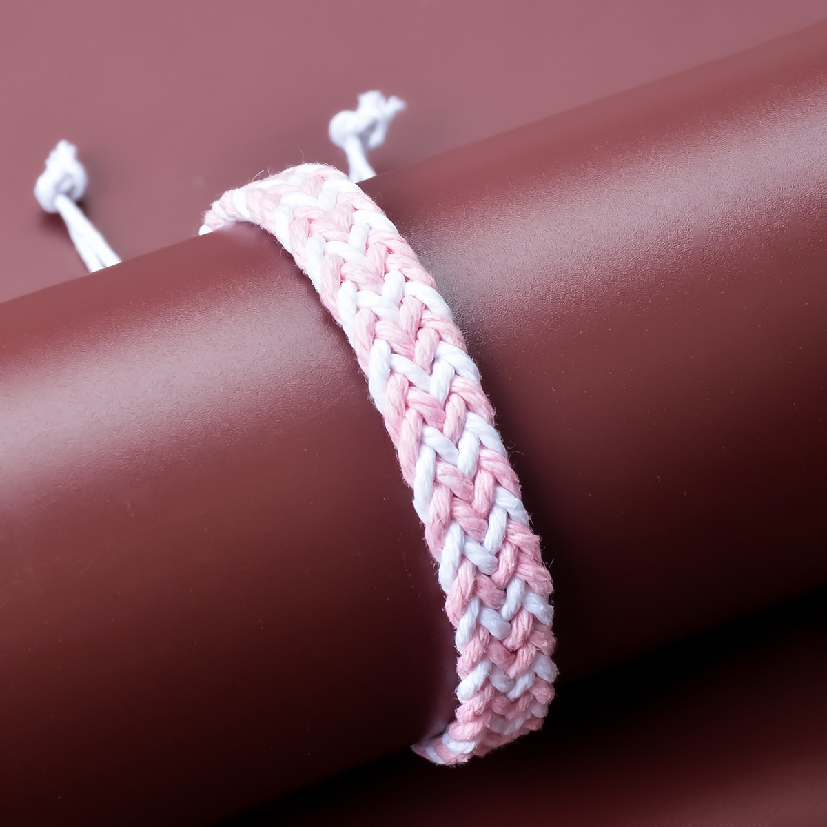 Двухцветный плетеный браслет