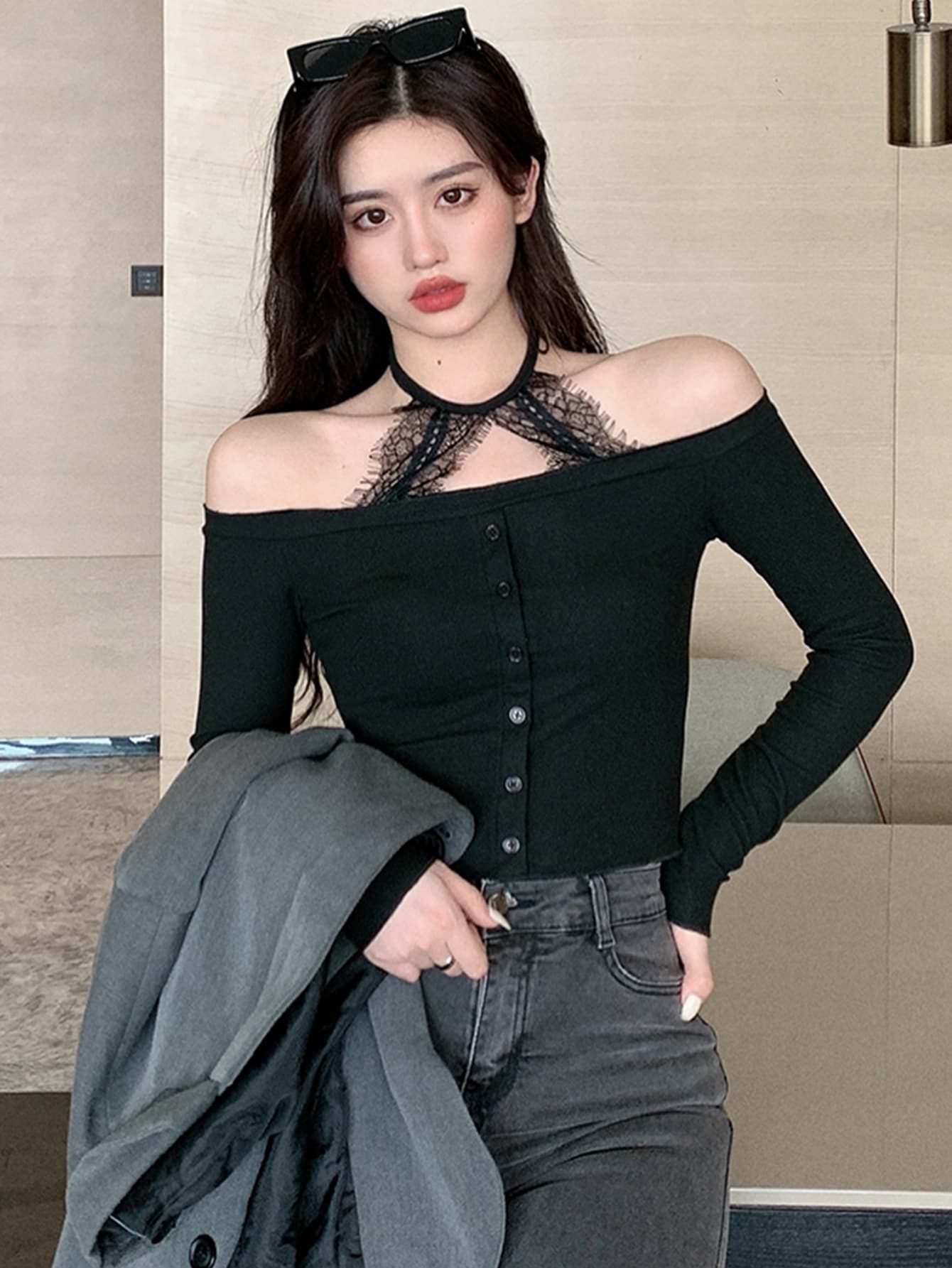 Kaos Halter dengan Kancing Depan dan Panel Renda - Hitam - View 1