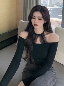 Kaos Halter dengan Kancing Depan dan Panel Renda - Hitam - View 4