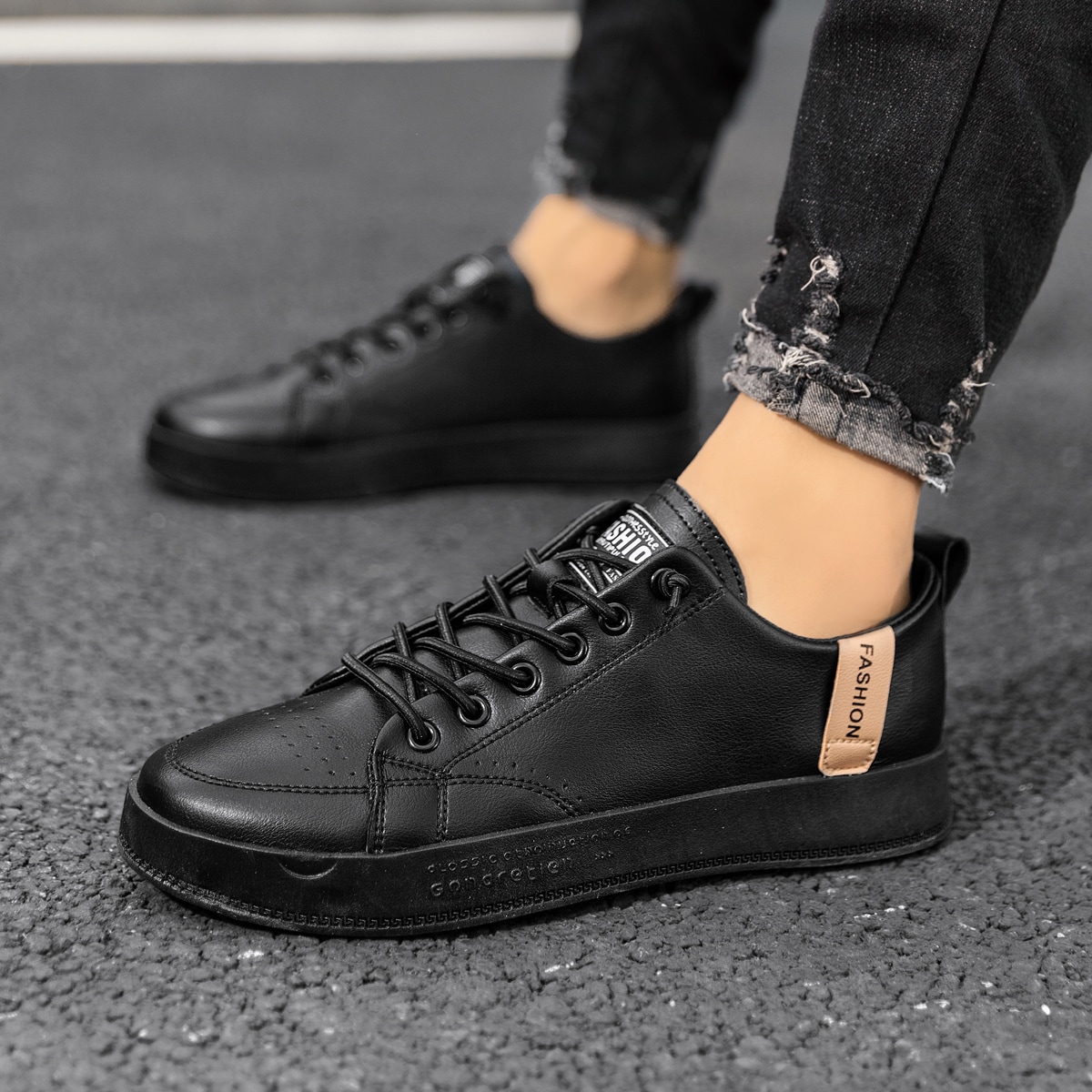 Мужские кроссовки на шнуровке с текстовой заплатой