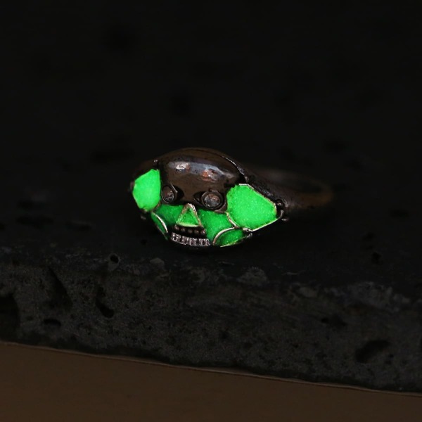 

Men Glow In The Dark Skull Decor Ring, Green