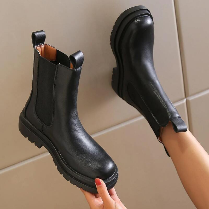

Minimalist Chelsea Boots, Black