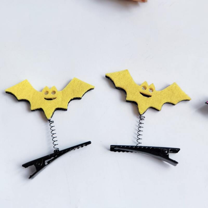 

4pcs Bat Graphic Hair Clip, Multicolor