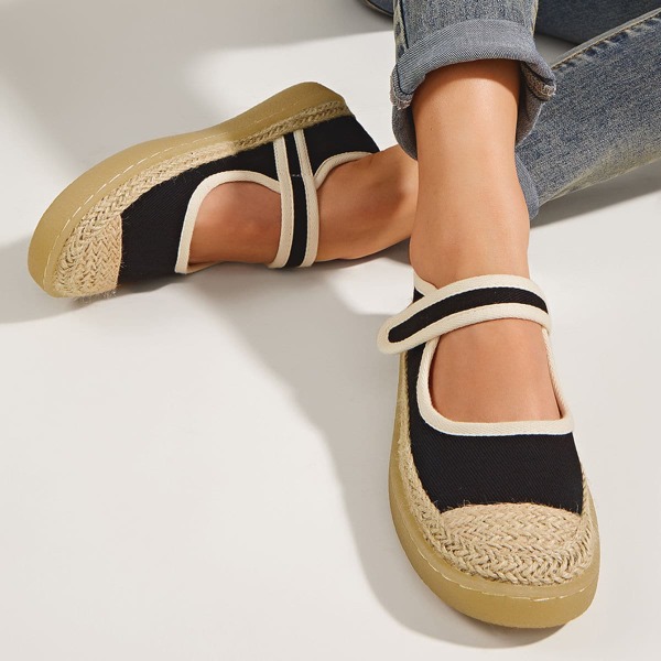 

Minimalist Straw Design Flats, Black