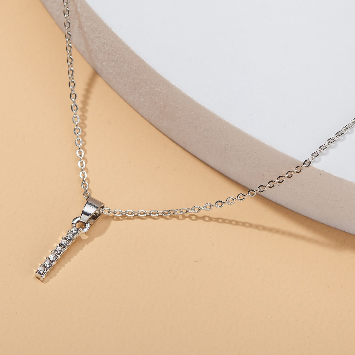 Ожерелье с цирконом с буквой