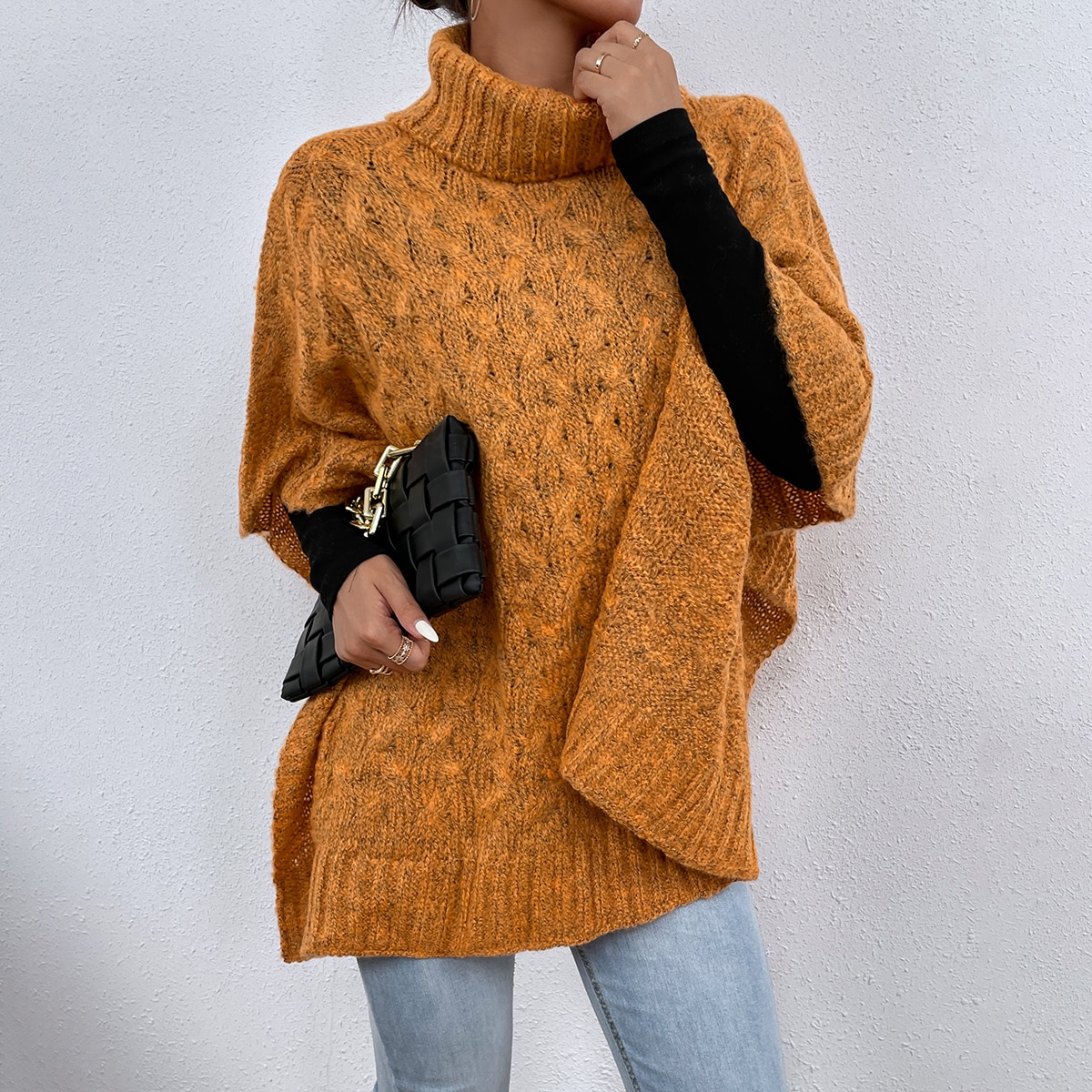 Пончо с высоким воротником с рукавами "летучая мышь" вязаный