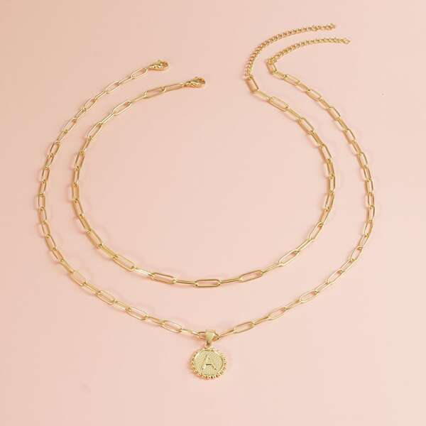 

2pcs Letter Engraved Round Charm Necklace, Gold