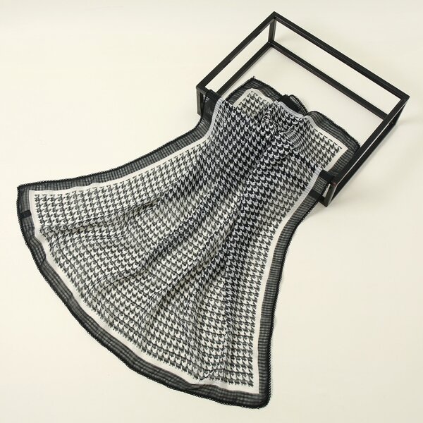 

Houndstooth Print Scarf, Multicolor