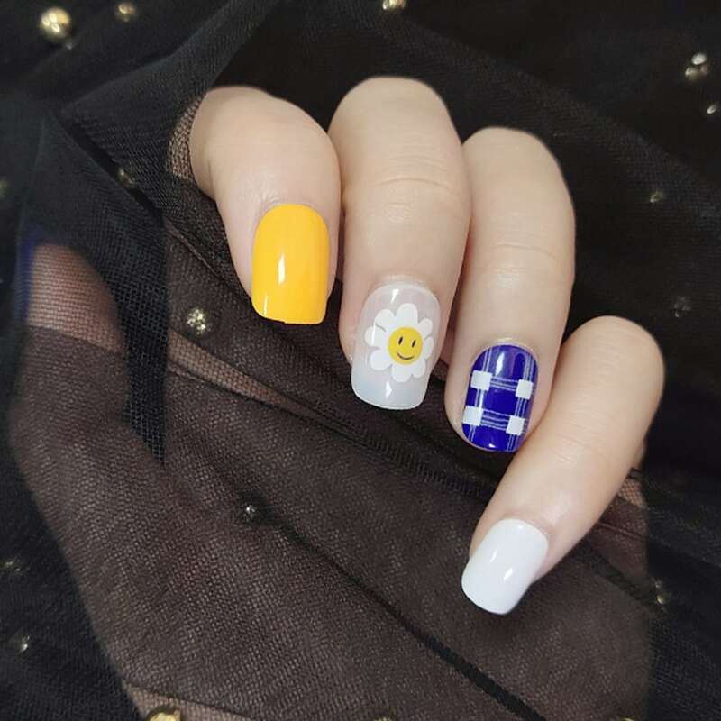 

24pcs Flower Pattern Fake Nail, Multicolor
