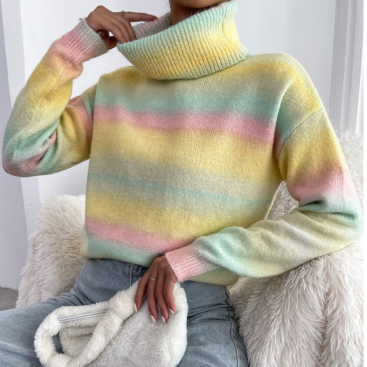 Свитер омбре с высоким воротником