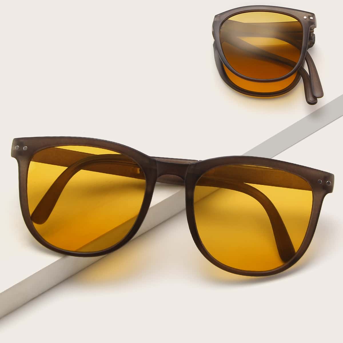 

Studded Decor Frame Sunglasses