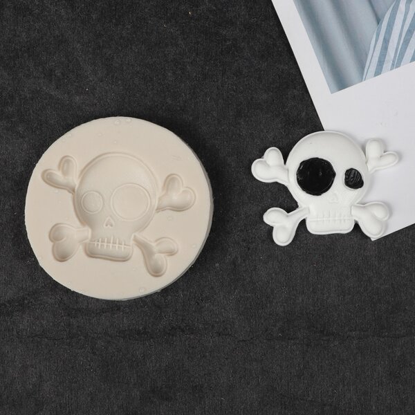

Halloween Skull Design Mold, White