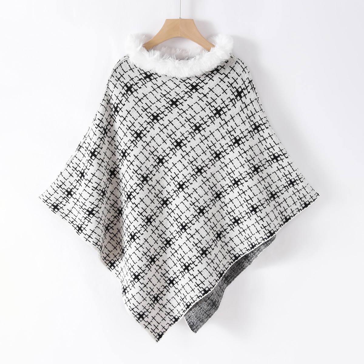 Пончо из плюша с отделкой с геометрическим узором