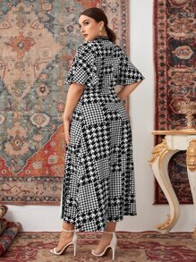 Mulvari 大碼千鳥格和鋸齒形印花蝴蝶袖連衣裙 - 黑與白 - 查看 3