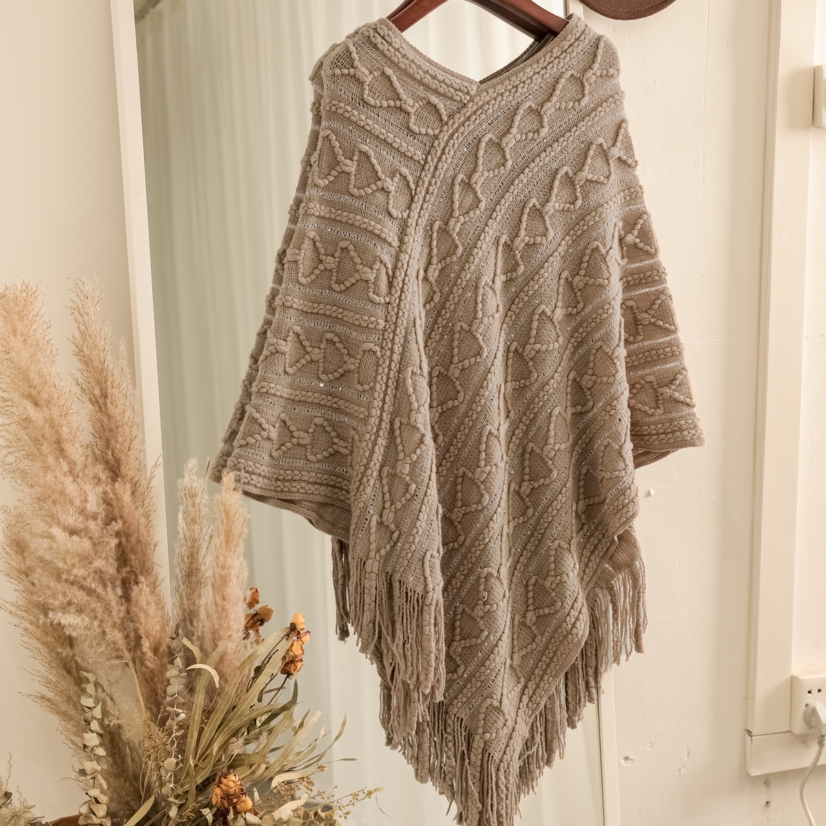 Пончо с узором сердечка с бахромой вязаный